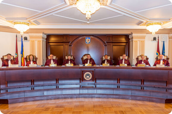 Apasági szabadság és újabb akadályok: szerdán kellene döntés szülessen a bírák nyugdíjáról