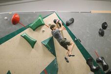 „Szerelem volt első látásra” – A kolozsvári Petrov Áron elszántan mászik álmaiért (VIDEÓ)