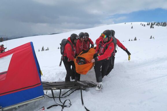 Több mint ötven embert mentettek meg a hegyekben – Egy személy elhunyt