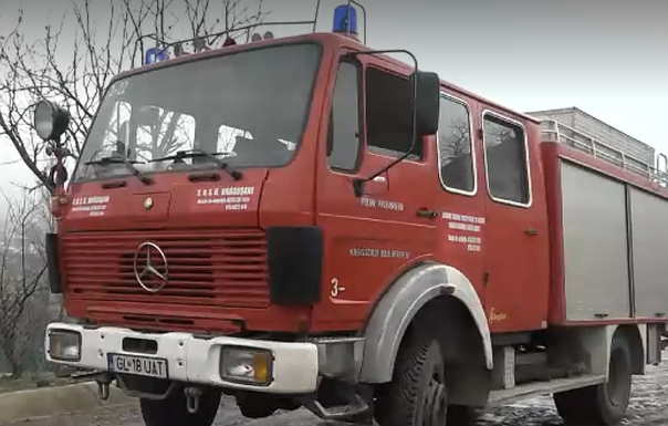 Tűzesethez siető tűzoltót büntettek meg a rendőrök