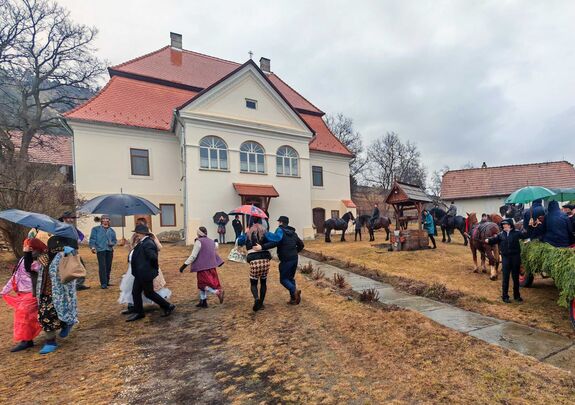 A hagyomány nem poros vitrinbe való dísz – Eltemették a telet Felső-Háromszéken (VIDEÓ)