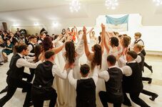 Fénybe öltözött hagyomány – Idén is közösséget ünnepelt a Bethlen-bál Nagyenyeden (VIDEÓ)