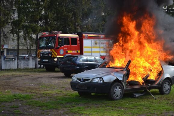 Online kihívásra válaszolva gyújtott fel autókat egy brassói kamasz – Élőben közvetített
