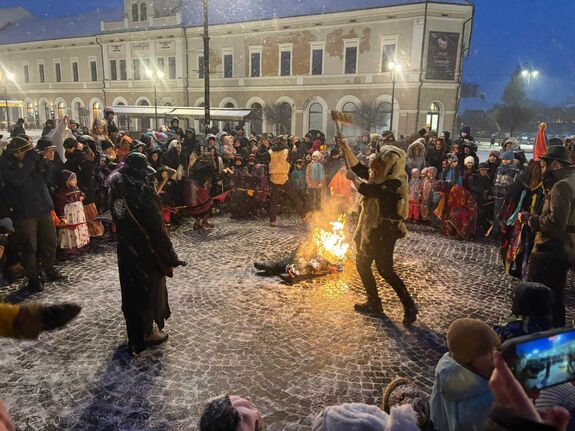 Szakadó hóban űzték el a telet Sepsiszentgyörgyön (VIDEÓ)