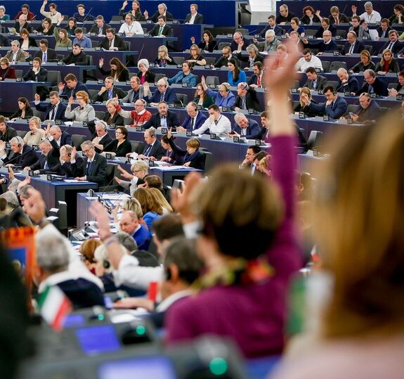 Az Európai Parlamentben letiltották a mesterséges intelligencia-funkciókat a szolgálati eszközökön