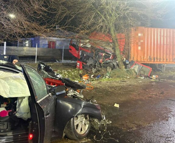 Halálos ütközés: két személy meghalt, egy gyermeket sikerült újraéleszteni