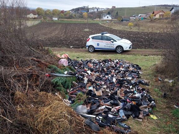 „Levetette” a használt cipőket a régi temető bejáratánál – Megbírságolták
