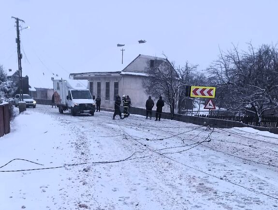 Baleset Hargita megyében: leállították a forgalmat, mert az úttestre estek a villanyvezetékek 