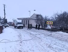 Baleset Hargita megyében: leállították a forgalmat, mert az úttestre estek a villanyvezetékek 