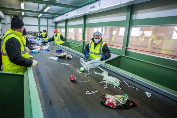 Kiderült, mit dobunk ki a kukába – Átvizsgálták a háromszéki háztartási szemét összetételét