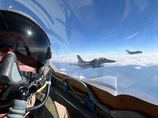 Hogy lehet spórolni a hadseregben? – Elképesztő összeget kaptak a román pilóták autóbérlésre