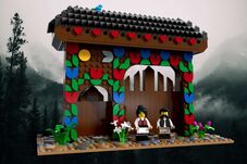 Székely gazdák Kerestély Koppány LEGO-székelykapuja alatt