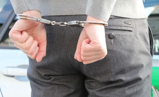 Házi őrizetbe került a hivatali szexbotrányba belebukott polgármester