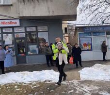 Helyi rendőr mentett ki egy csecsemőt egy kigyulladt tömbházból (VIDEÓ)