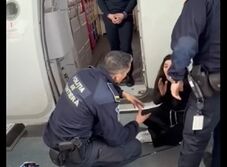 Botrány a bukaresti repülőtéren: Nem engedtek felszállni a repülőre egy kisgyerekes házaspárt (VIDEÓ) 