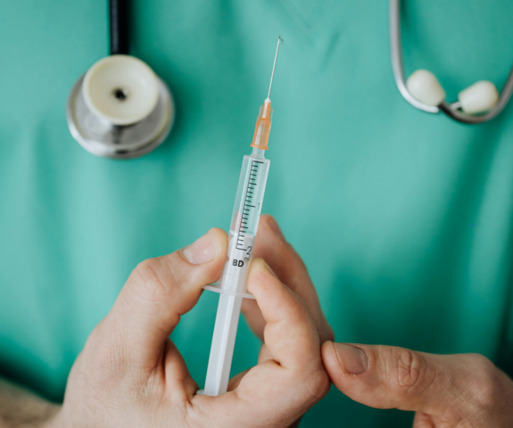 Egészségügyi miniszter: riasztó mértékű az oltásokról terjedő orvosi dezinformáció