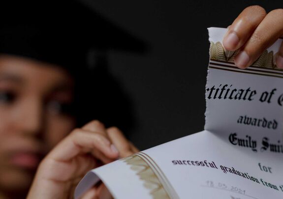 Élő műsorban tépte szét a diplomáját egy volt elnöki tanácsadó – Szociológus szerint haszontalan gesztus