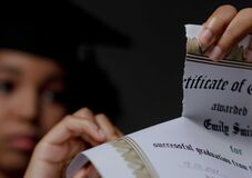 Élő műsorban tépte szét a diplomáját egy volt elnöki tanácsadó – Szociológus szerint haszontalan gesztus