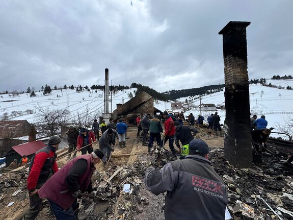 Amikor egy közösség összefog – Néhány óra alatt takarították el a leégett gyimesfelsőloki pékség romjait