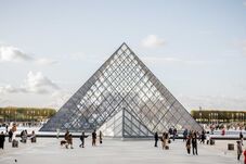 Négy hónappal az évszázad rablása után lemondott a Louvre elnöke