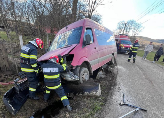 Tizenegy személyt szállító busz balesetezett Maros megyében