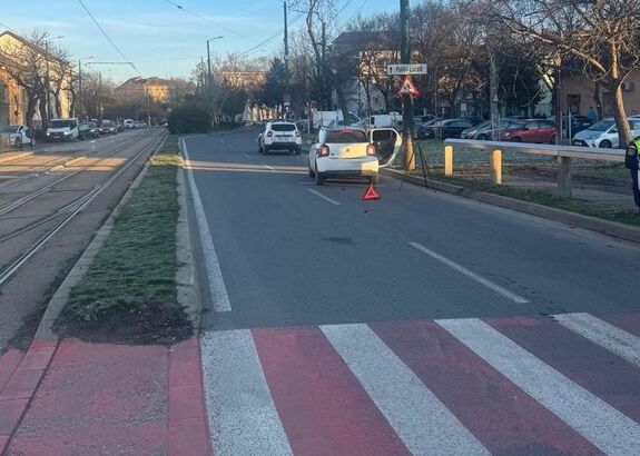 Áthajtott egy nő a piros lámpán és elgázolt két gyalogost