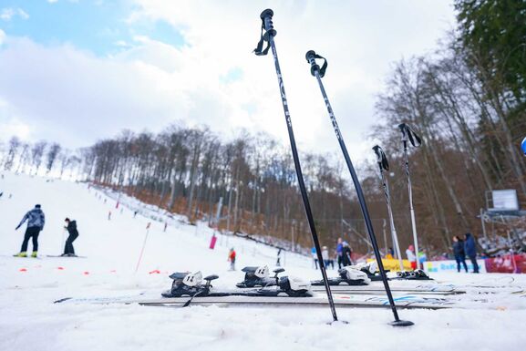 Indul a sepsiszentgyörgyi síszezon: új parkolórendszerrel és buszjáratokkal várják a síelőket
