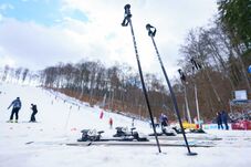 Indul a sepsiszentgyörgyi síszezon: új parkolórendszerrel és buszjáratokkal várják a síelőket