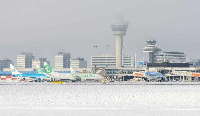 Négyszáznál is több járatot töröl kedden az amszterdami repülőtér