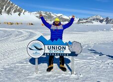 Hét csúcs kihívás: feljutott az Antarktisz legmagasabb csúcsára a petrozsényi hegymászó