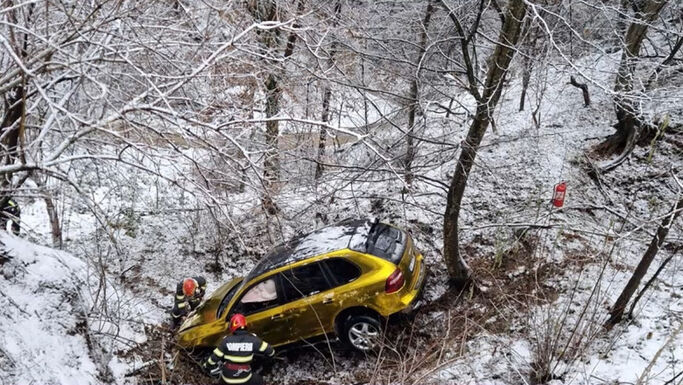 Szakadékba zuhant egy autó – A sofőr és két gyermek kórházba került