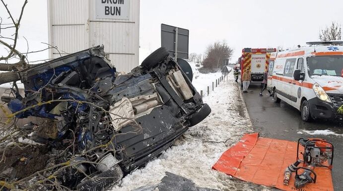 Fának rohant az autójával: azonnal életét veszítette a 44 éves férfi