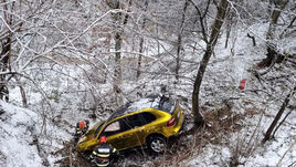 Szakadékba zuhant egy autó – A sofőr és két gyermek kórházba került