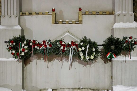 „Együtt erő vagyunk” – A nagyenyedi vérengzésre emlékezett a helyi magyarság