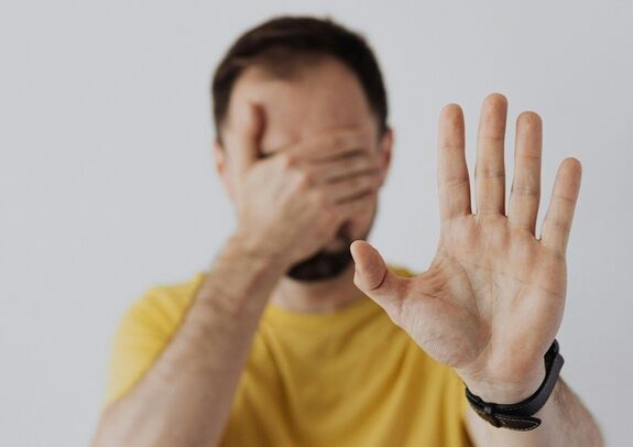 Rendőrségi védelmet kért egy férfi, miután a felesége megverte és fenyegette