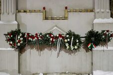 „Együtt erő vagyunk” – A nagyenyedi vérengzésre emlékezett a helyi magyarság