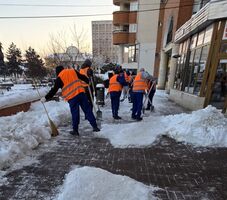 A nagyenyedi börtön elítéltjei segítenek a hóeltakarításban Gyulafehérváron