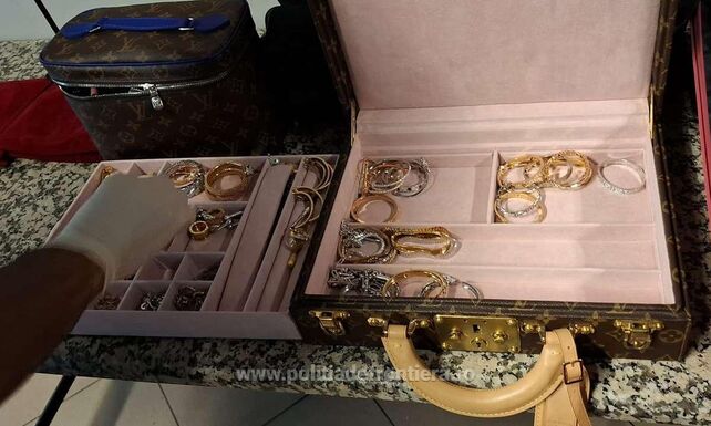 Közel hárommillió euró értékben aranyat és készpénzt próbált átcsempészni a határon két nő