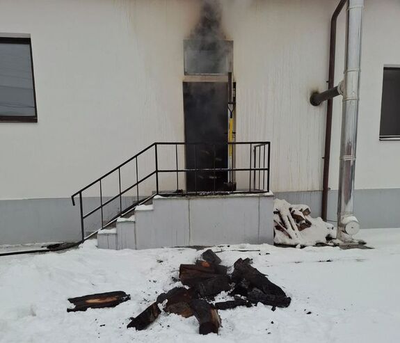 Kigyulladt a maroskövesdi kultúrház, a tüzet gyorsan eloltották