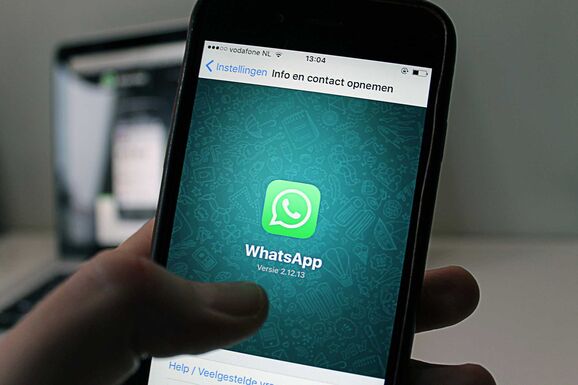 Vigyázat, új átverés terjed WhatsAppon: futárcég nevében küldenek csapdát