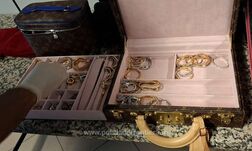 Közel hárommillió euró értékben aranyat és készpénzt próbált átcsempészni a határon két nő