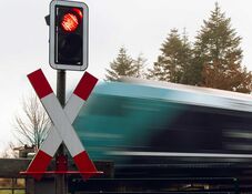 Figyelmeztet a vasúttársaság: Az életét kockáztatja, aki szabálytalanul kel át a síneken (VIDEÓ)