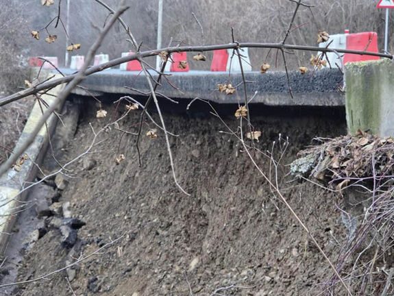 Beszakadt az út töltése: ez a harmadik földcsuszamlás néhány héten belül Prahova megyében