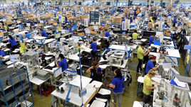 Bezárnak az amerikaiak egy gyárat Romániában – Több mint ezer alkalmazottat bocsátanak el