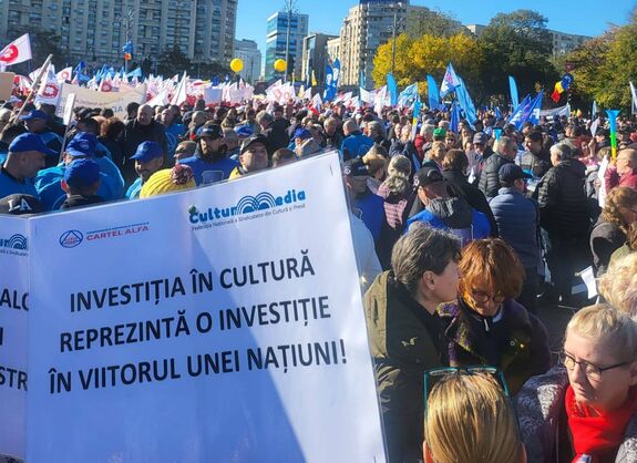 Kéthetes országos tiltakozást indítanak a kulturális intézményekben és a sajtóban dolgozók