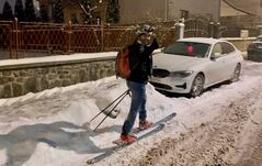 Kreatív megoldás: síléceken ment munkába egy nagyszebeni férfi (VIDEÓ)