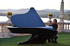 Abszolút hallás, koncertmaratonok és egy forradalmi zongora – Bogányi Gergely útja a billentyűktől a világszenzációig