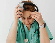 Szakszervezet: Ne csökkentsék az egészségügyben a béralapot!