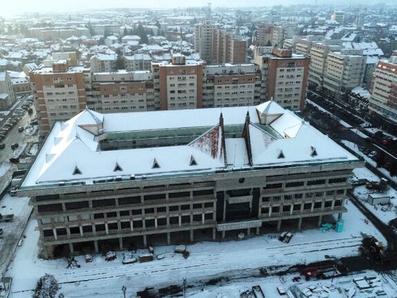 Télen is dolgoznak Hargita megye két kulcsfontosságú középületének felújításán