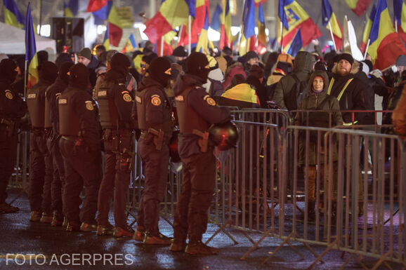 Bevetették a könnygázt a bukaresti tüntetők ellen